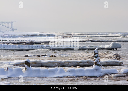 La plage couverte de neige à Rewal, sur la côte ouest de la mer Baltique en Pologne. L'hiver sur la mer Baltique Banque D'Images