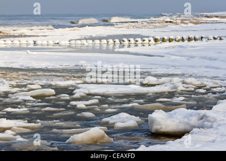 La plage couverte de neige à Rewal, sur la côte ouest de la mer Baltique en Pologne. L'hiver sur la mer Baltique Banque D'Images