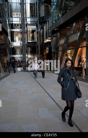 Corporation Shoppers au nouveau centre commercial un nouveau changement, un bureau important et le développement du commerce au détail dans la ville de Londres, Royaume-Uni. Banque D'Images