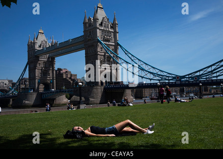 Man près de Tower Bridge, London au Parc des champs de potiers. Cet espace vert est populaire auprès des touristes et londoniens. Banque D'Images