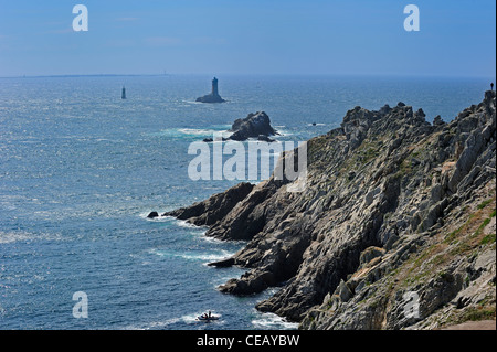 Le phare de la vieille à la Pointe du Raz à Plogoff, Finistère, Bretagne, France Banque D'Images