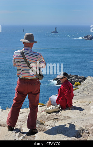 Les touristes à la recherche de personnes âgées au phare de la vieille à la Pointe du Raz à Plogoff, Finistère, Bretagne, France Banque D'Images