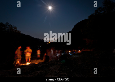 La vue de nuit depuis le sommet du mont Chimera (Yanartaş), près de Çıralı dans le sud de la Turquie, où les flammes éternelles brûler. Banque D'Images