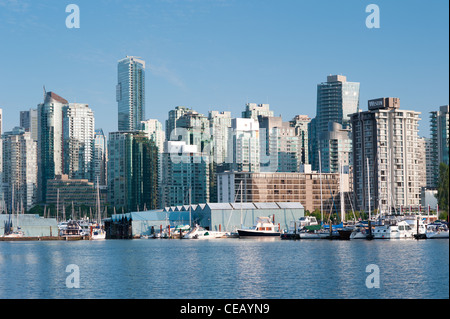 Sykline de Vancouver à bord de l'eau. Vue du parc Stanley, Vancouver City, Colombie-Britannique, Canada Banque D'Images