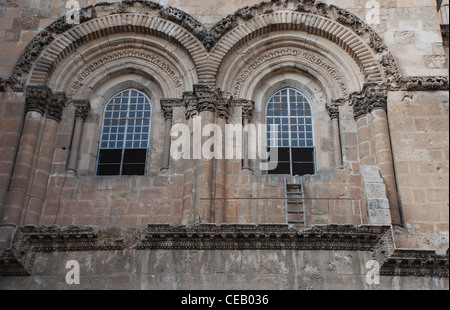 Sur l'échelle menant au rebord de la fenêtre dans l'église du Saint Sépulcre Banque D'Images