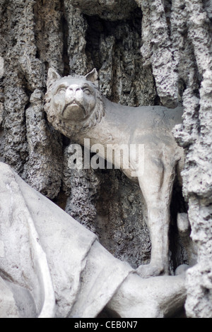 Façade et fontaine à l'angle de l'église Holy Trinity commandé par l'ordre de moines Trinitaires espagnols Banque D'Images