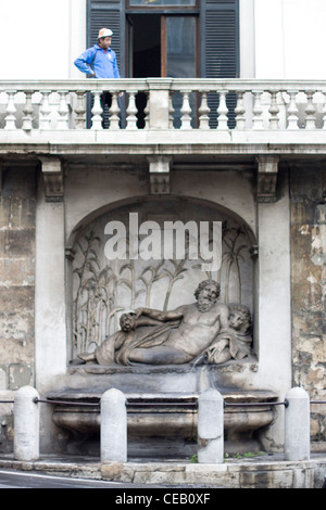 Façade et fontaine à l'angle de l'église Holy Trinity commandé par l'ordre de moines Trinitaires espagnols Banque D'Images