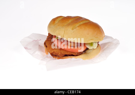 Burger King sandwich au poulet, mais encore croustillants avec laitue et tomates sur rouleau artisan sur fond blanc dentelle USA. Banque D'Images