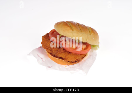Burger King sandwich au poulet, mais encore croustillants avec de la laitue et la tomate et artisan roll sur fond blanc dentelle USA. Banque D'Images