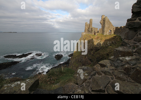 Côte sauvage d'Irlande du Nord. Les ruines de Dunluce Castle Co Antrim Irlande du Nord surplombant l'océan Atlantique et la côte de Causeway. Banque D'Images