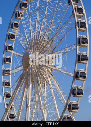 L'une vue rapprochée de la roue de Brighton, contre un ciel bleu azur Banque D'Images