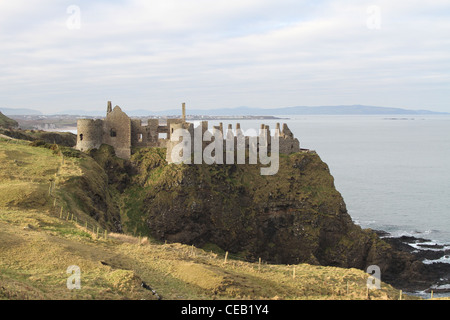 Ruines médiévales du château de Dunluce sur la côte nord de l'Irlande du Nord. Le château a été l'emplacement pour maison d'Grayjoy dans le jeu des trônes. Banque D'Images