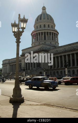 Capitolio vieux bâtiment néoclassique et vieille voiture à La Havane, Cuba Banque D'Images