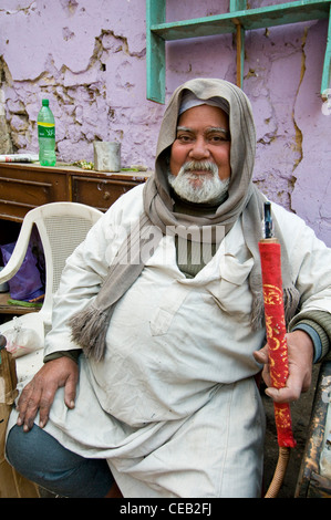 Man smoking pipe à eau centre-ville du Caire Egypte Banque D'Images