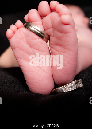 Libre d'un nouveau-né les pieds avec ses parents de mariage. Banque D'Images