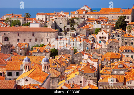 Orange colorés toits de la vieille ville de Dubrovnik le long de la côte dalmate, en Croatie Banque D'Images