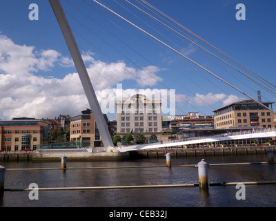 Gateshead Millennium Bridge. Sur la rivière Tyne. Tyne et Wear. L'hôtel est le premier et seul pont basculant. Banque D'Images