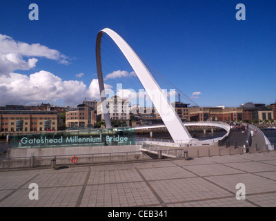 Gateshead Millennium Bridge. Sur la rivière Tyne. Tyne et Wear. L'hôtel est le premier et seul pont basculant. Banque D'Images