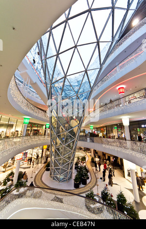 L'intérieur du centre commercial MyZeil à Francfort Allemagne Banque D'Images