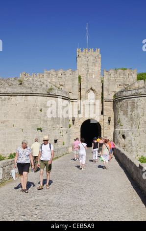 Les touristes entrant dans la cité médiévale de Rhodes porte Amboise Château, la vieille ville de Rhodes, l'île de Rhodes, Grèce Banque D'Images