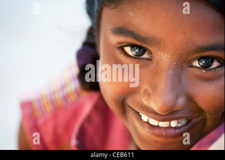 Heureux jeunes pauvres caste inférieure Indian street girl. L'Andhra Pradesh, Inde Banque D'Images