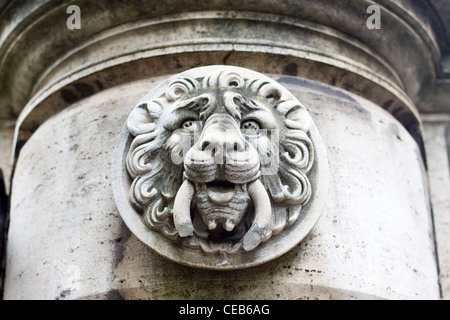 Façade et fontaine à l'angle de l'église Holy Trinity commandé par l'ordre de moines Trinitaires espagnols Banque D'Images