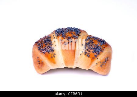 Croissant de graines de pavot isolé sur fond blanc Banque D'Images