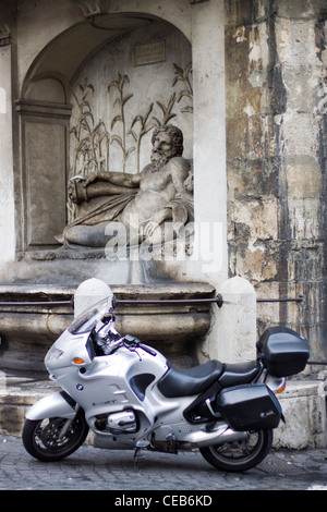 Façade et fontaine à l'angle de l'église Holy Trinity commandé par l'ordre de moines Trinitaires espagnols Banque D'Images