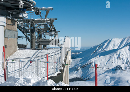 Kasprowy Wierch et téléphérique. Tatras en hiver. Banque D'Images