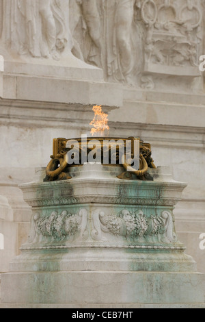 Monumento Nazionale a Vittorio Emanuele II tombe du Soldat inconnu avec une flamme éternelle Banque D'Images