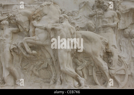 Un énorme monument en marbre blanc hommage à le premier roi d'une Italie Victor Emmanuel II Rome Italie Banque D'Images