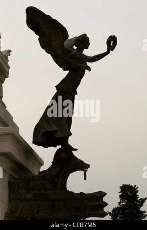 Un énorme monument en marbre blanc hommage à le premier roi d'une Italie Victor Emmanuel II Rome Italie Banque D'Images