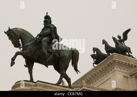 Un énorme monument en marbre blanc hommage à le premier roi d'une Italie Victor Emmanuel II Rome Italie Banque D'Images