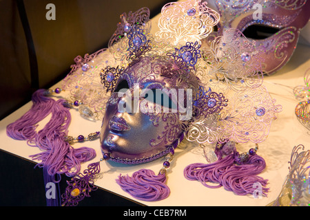 Venise, Vénétie, Italie. Les masques de carnaval typique sur l'affichage en vitrine. Banque D'Images