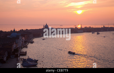 Venise, Vénétie, Italie. Voir au coucher du soleil le long du Canal Giudecca de clocher de l'église de San Giorgio Maggiore. Banque D'Images