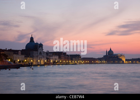 Venise, Vénétie, Italie. Voir le soir pour l'île de Giudecca et Canal Giudecca de Campo San Giorgio. Banque D'Images