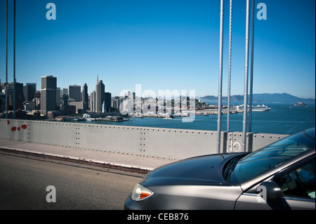 En voiture sur l'Oakland Bay Bridge. San Francisco, Californie. USA Banque D'Images