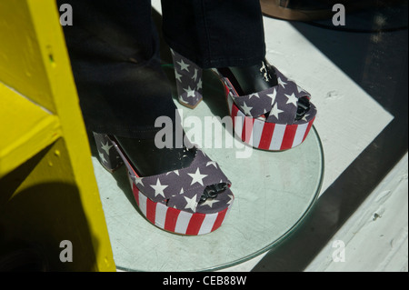 Une paire de women's stars and stripes chaussures dans une vitrine. Haight St. San Francisco. USA Banque D'Images