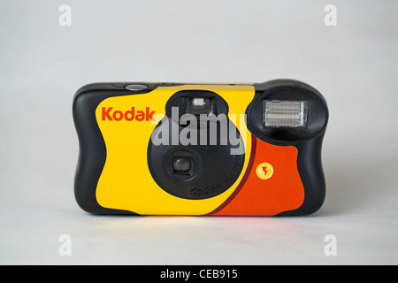 Un Kodak jetable, de viser et d'un appareil photo 35 mm Banque D'Images