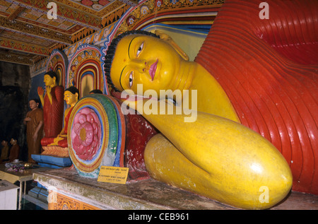 Statue de Bouddha couché/couché dans l'Isurumuniya Vihara, les villes antiques, Anuradhapura, Sri Lanka Banque D'Images