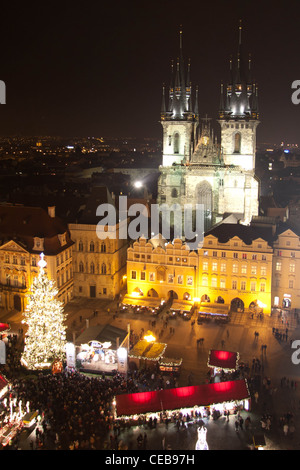 Marché de Noël à la place de la Vieille Ville Prague et l'église Notre Dame de Tyn avant de la place de la Vieille Ville Tour. Banque D'Images