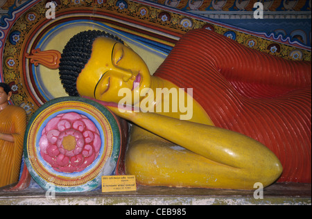 Statue de Bouddha couché/couché dans l'Isurumuniya Vihara, les villes antiques, Anuradhapura, Sri Lanka Banque D'Images