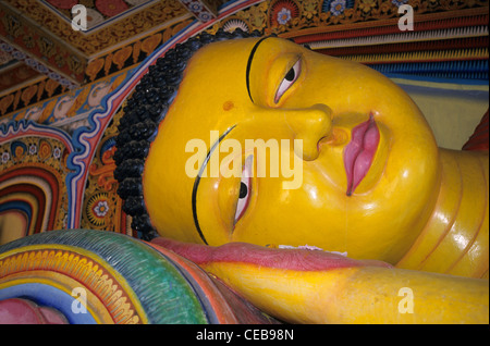 Statue de Bouddha couché/couché dans l'Isurumuniya Vihara, les villes antiques, Anuradhapura, Sri Lanka Banque D'Images