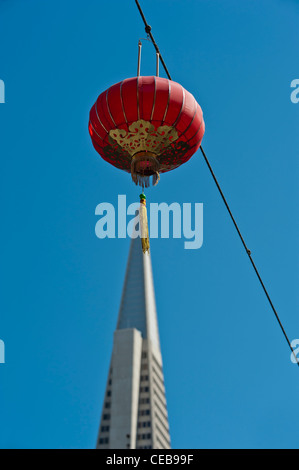 La Transamerica Pyramid vue de Chinatown San Francisco California Banque D'Images