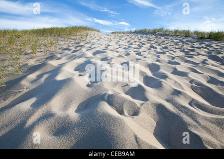 Piste conduit vers le haut des dunes de sable raide Banque D'Images