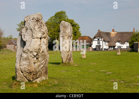 Menhirs et le Red Lion Pub, d'Avebury, Wiltshire Banque D'Images