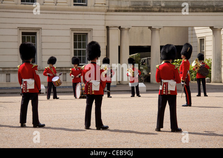 Les Grenadier Guards Marching Band exerçant devant la "relève de la garde" à l'extérieur de la Caserne Wellington Banque D'Images