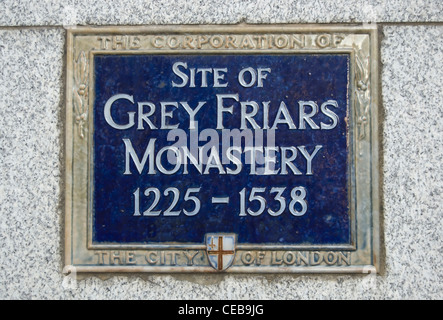 Ville de London blue plaque marquant le site de 1225 à 1538, le monastère des frères gris Newgate Street, Londres, Angleterre Banque D'Images