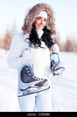 Happy woman allant du patin à glace sur une journée d'hiver Banque D'Images