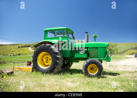 Vert vieux tracteur à Gredos Avila Espagne Banque D'Images